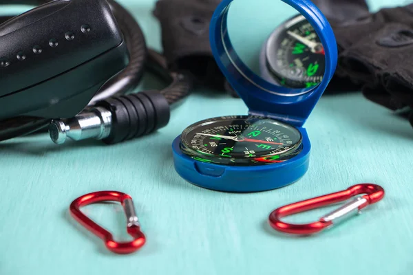 Pusula, carabiners, eldiven ve bisiklet kilidi. Yan görünüm