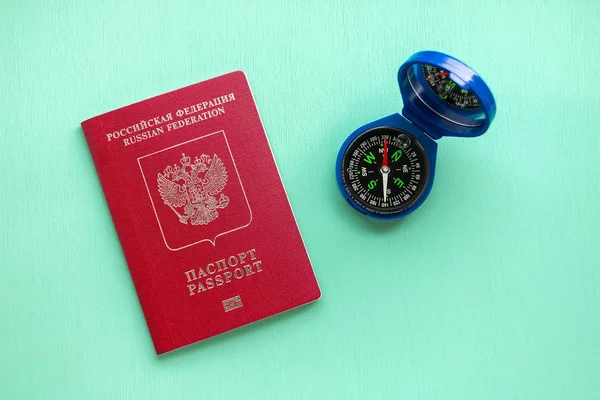 Pas a kompas na zeleném pozadí — Stock fotografie