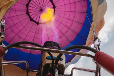 İçeriden balon görünümü, brülör ateş. Bir sıcak hava balonu Ri