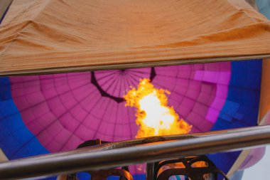 İçeriden balon görünümü, brülör ateş. Bir sıcak hava balonu Ri