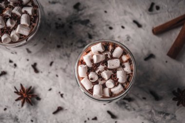 Marshmallow ve çikolata cipsi ile sıcak kakao iki bardak