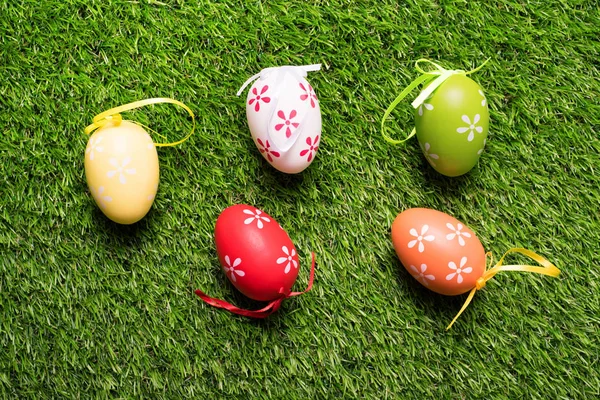 Coloridos Huevos Pascua Hierba Verde — Foto de Stock