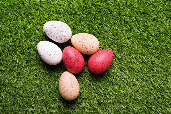 Oeufs Pâques Colorés Sur Herbe Verte — Photo