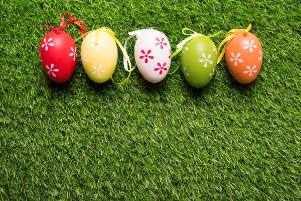 Цветные Пасхальные Яйца Зеленой Траве — стоковое фото