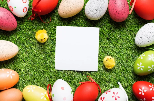 Coloridos Huevos Pascua Hierba Verde — Foto de Stock
