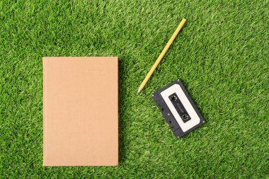 Yeşil çimenlerin üzerinde eski kitap. Görünümün üst