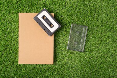 Yeşil çimenlerin üzerinde eski kitap. Görünümün üst