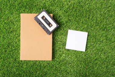 Yeşil çimenlerin üzerinde eski kitap. Görünümün üst