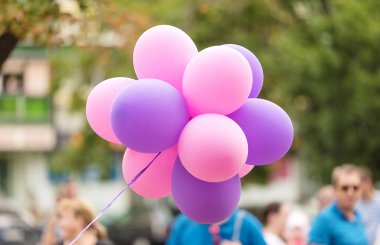 Hava balonları sokakta renkli demet