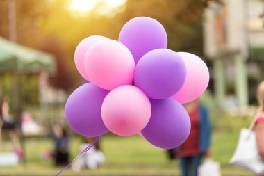 Hava balonları sokakta renkli demet