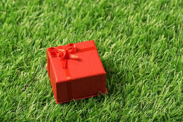 Red Gift Box Green Grass Top View — Stock Photo, Image