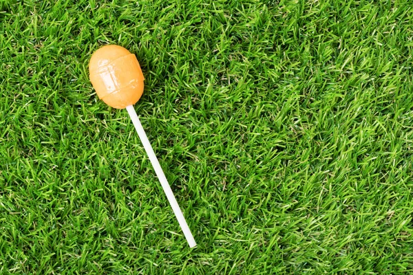 Gula Bollen Lollipop Det Gröna Gräset — Stockfoto