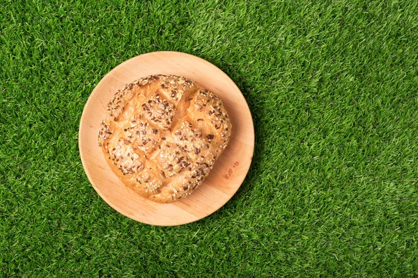 Pane Sul Piatto Isolato Sull Erba Verde — Foto Stock