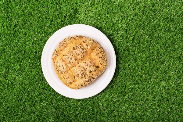 Bread Plate Isolated Green Grass — Stock Photo, Image