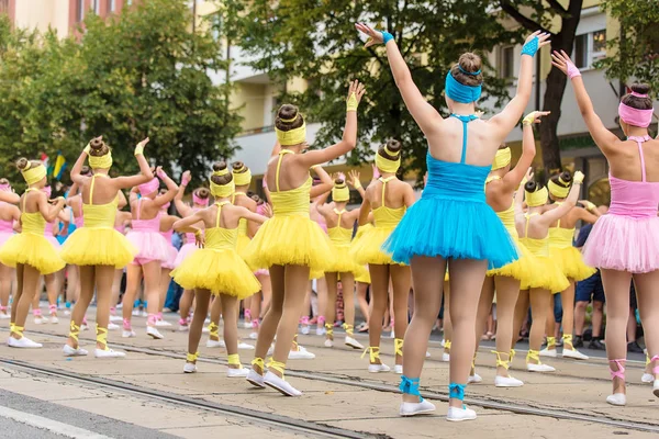 Karnavalda kostüm güzel dansçı kızlar