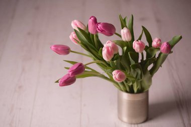 Ahşap arka plan buket lale metal kutular