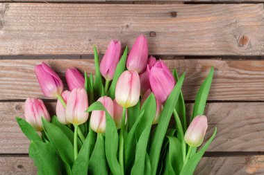 Ahşap zemin üzerine lale buketi