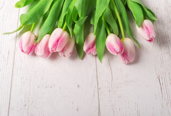 Kytice Tulipánů Bílém Pozadí Dřevěná — Stock fotografie