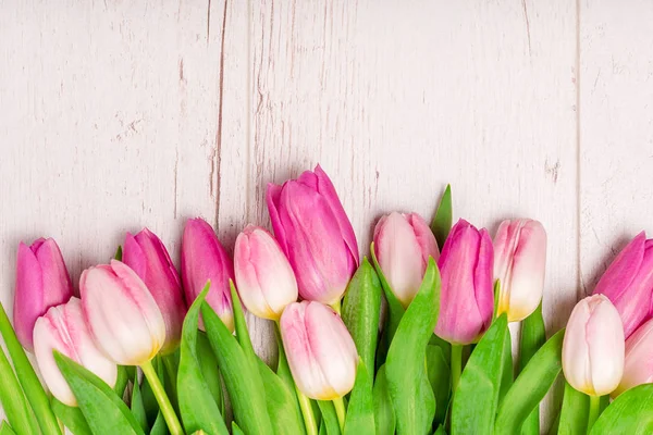 Boeket Tulpen Witte Houten Achtergrond — Stockfoto