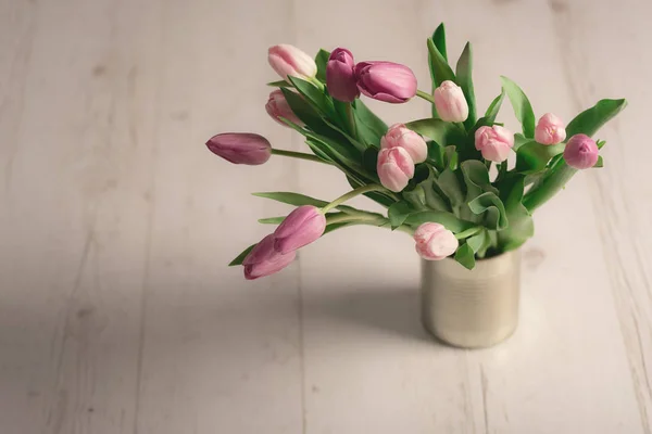 Strauß Tulpen Metalldosen Vor Einem Hölzernen Hintergrund — Stockfoto