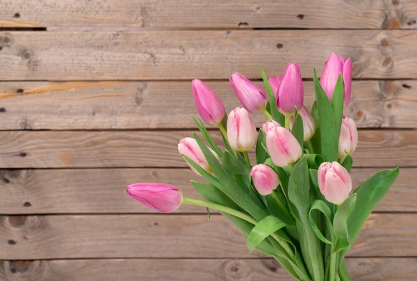 Ahşap zemin üzerine lale buketi