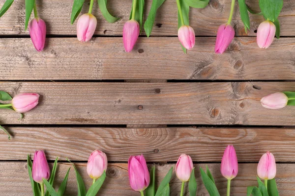 木製の背景にチューリップの花束 — ストック写真