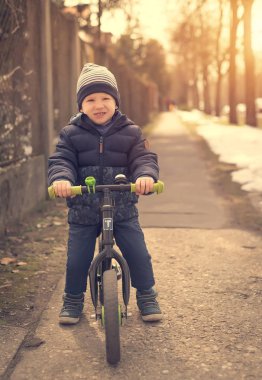Genç çocuk oyun Park çalışan motoru ile