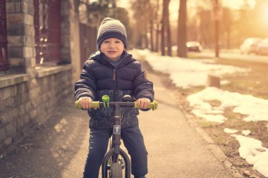 Genç çocuk oyun Park çalışan motoru ile