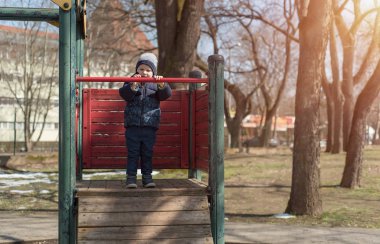 Genç çocuk oyun bahçesi bir güneşli gün içinde