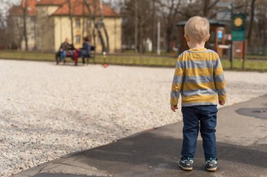 Parkta küçük bir çocuk. Sarı saçlı çocuk