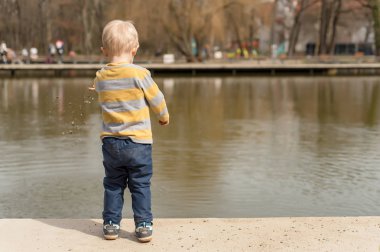 Küçük çocuk yakın göl parkta oynarken