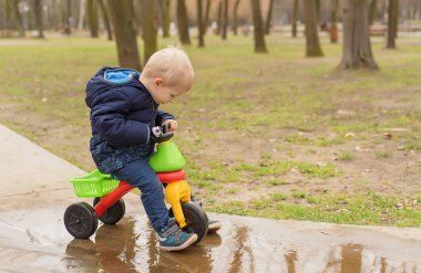 Genç çocuk oyun Park çalışan motoru ile