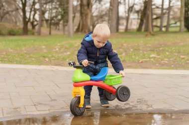 Genç çocuk oyun Park çalışan motoru ile