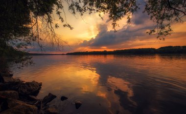 Güzel gün batımı Nehri üzerinde. Peyzaj fotoğraf