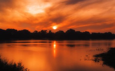Güzel gün batımı Nehri üzerinde. Peyzaj fotoğraf