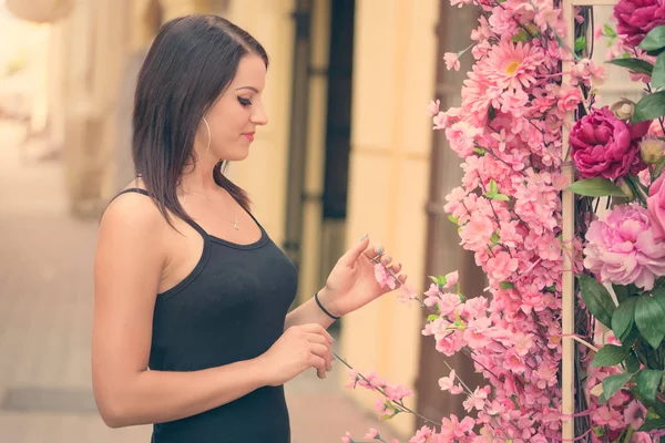 Güzel Kadın Sahte Çiçek Sokakta Arıyor — Stok fotoğraf