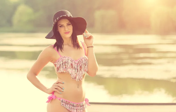 Bella Giovane Donna Spiaggia Una Calda Giornata Estiva — Foto Stock