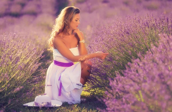 Jovem Mulher Vestido Branco Campo Lavanda — Fotografia de Stock