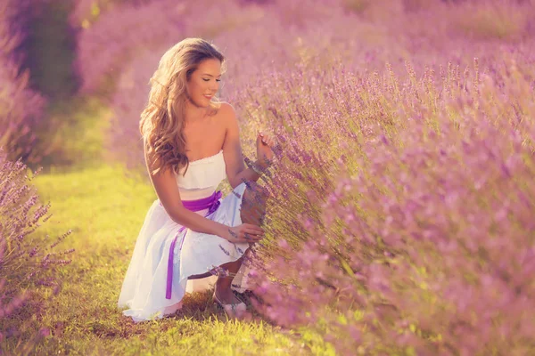 Ung Kvinna Vit Klänning Lavendelfält — Stockfoto