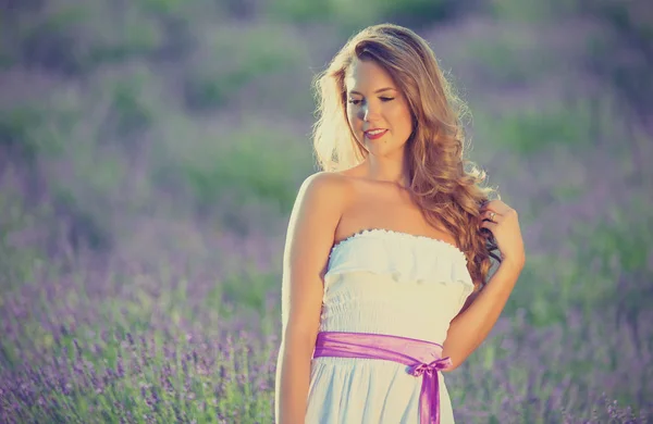 Giovane Donna Abito Bianco Campo Lavanda — Foto Stock