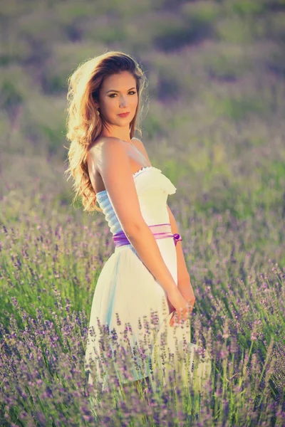 Mujer Joven Vestido Blanco Campo Lavanda — Foto de Stock