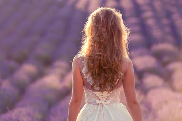 Vackra Brud Bröllopsdag Lavendelfält Vacker Blond Kvinna — Stockfoto