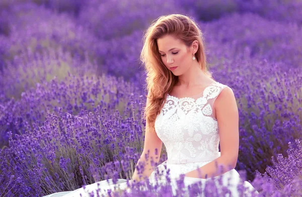 Vackra Brud Bröllopsdag Lavendelfält Vacker Blond Kvinna — Stockfoto