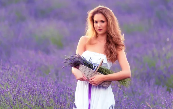 Vacker Kvinna Fältet Lavendel Sommardag — Stockfoto