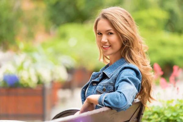 Ritratto Una Bella Donna Nel Parco — Foto Stock