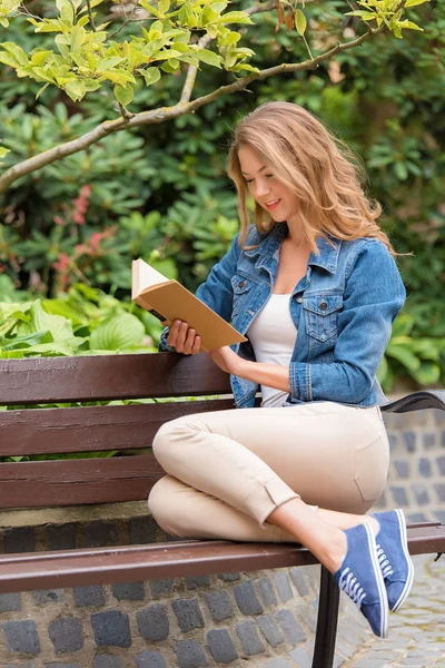 Güzel Kadın Parkta Eski Bir Kitap Okumak — Stok fotoğraf