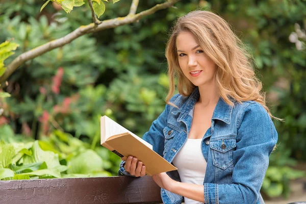 Beautiful Woman Read Old Book Park — Stock Photo, Image