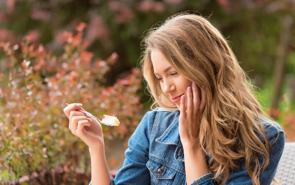 Hermosa Mujer Comiendo Pastel Uno Terraza — Foto de Stock
