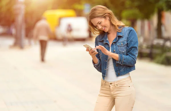 Mujer Bonita Usar Teléfono Ciudad — Foto de Stock