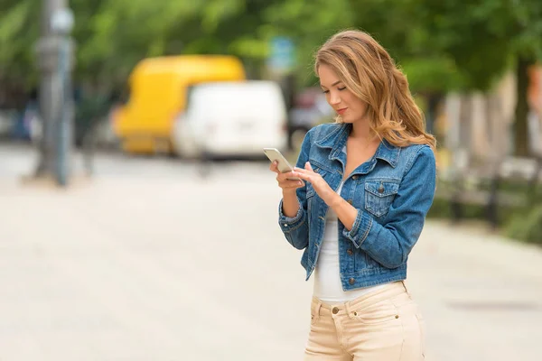 Mujer Bonita Usar Teléfono Ciudad — Foto de Stock